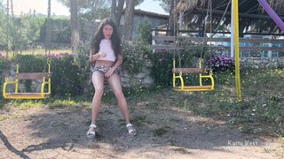 Плохая девчонка пописала когда каталась на качелях