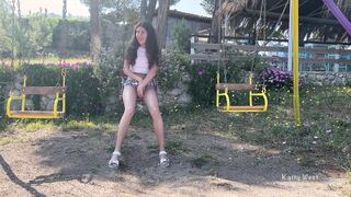 Плохая девчонка пописала когда каталась на качелях