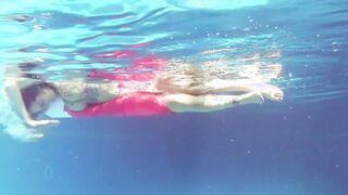 Canadian mom Heidi inside the pool