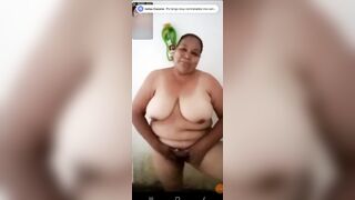 Señora madura muestra su culo en el baño