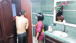 one parte mi entra al baño cuando lo estoy limpiando y se excita viéndome le quito su calentura