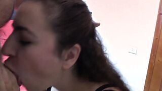 HEAD Deepthroating tief inside den Mund gefickt