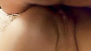Il me prend par les fesses