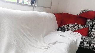 Mi vecino me invito a ver una película en su casa, pero eran otras sus intenciones, me sedujo y me echo una gran follada