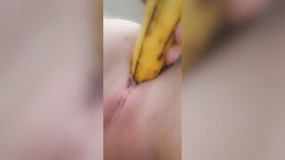 Lusty cougar fucking herself with fruit