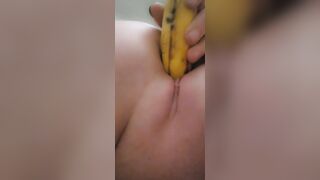 Lusty cougar fucking herself with fruit