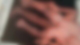La mia prima doppia penetrazione con un sex toy mentre guardo un hentay e lui mi viene dentro