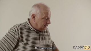 DADDY4K. Adolescente coqueta es follada por un viejo en múltiples