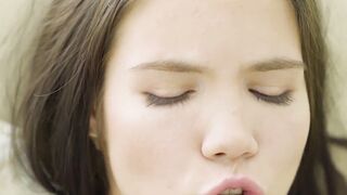 Finger Banging Hot Chloe Uses Vibrator To Cream Her Pussy!