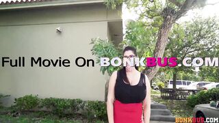 Laila Lust Big Titted Gold Digger Hops inside the Bus
