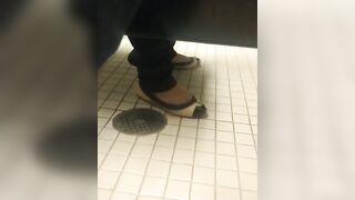 Understall peeing farts