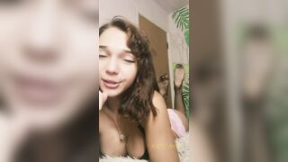 ОГРОМНОЕ дилдо РАСТЯГИВАЕТ мокрую пизду