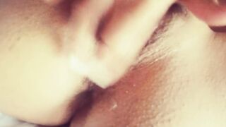 Mexicana se masturba con vibrador y tiene un orgasmo con ricas contracciones