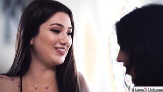 Stepmom fingers n rims teen stepdaughter