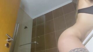hot turned on mom finger fuck her creamy soak cunt