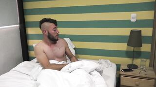 Madrastra folla con su hijastro cuando su marido no está