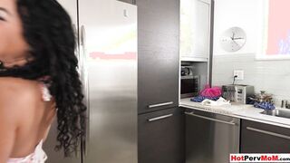 MILF shows how much experience she has