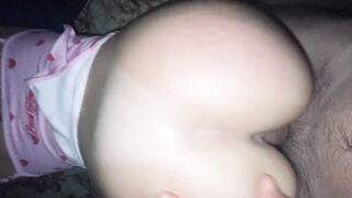 Я жестко трахаюсь раком, засунул палец в огромную сочную попку