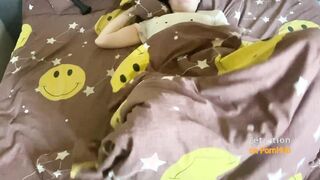 ГОРЯЧАЯ БРЮНЕТКА ЛАСКАЕТ СЕБЯ ПОД ОДЕЯЛОМ