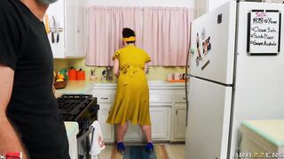 Siouxsie Q's Anal Kitchen Cleaning Sex Movie With Michael Vegas, Siouxsie Q - Brazzers Official