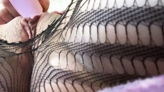 Lelo clitoris sucking off orgasm, Bombshell cougar plays with sex toy