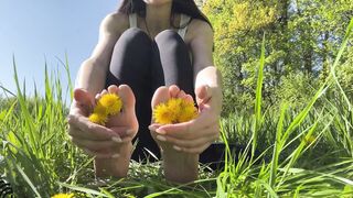 Footfetish inside the park on the grass