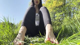 Footfetish inside the park on the grass