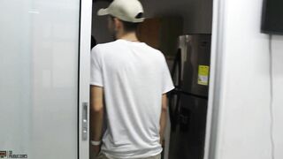 Para cerrar negocio de un apartamento le follo el rico coño a la vendedora- PORNO EN ESPAÑOL