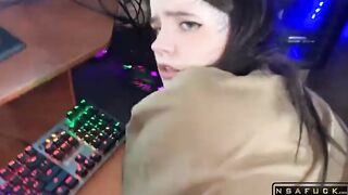 The girl sucked me while I was playing