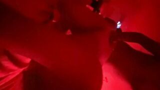 MI RICA VECINA ANDA CALIENTE Y ME HABLA PARA FOLLAR UN RATO Y QUITARLE LO CALIENTE