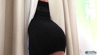 While waiting for her couple a 19 year old uses a big glass vibrator on her butt