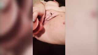 Dusta yatakta heryerde karisini yayinliyor amini parmakliyor