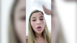 Sarisin citir Savannah buyuk memelerini ve gotunu sergiliyor