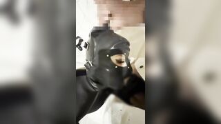 ラバースーツを着たカワイイ日本人素人がフェラしながらおもちゃを突っ込みながらイク