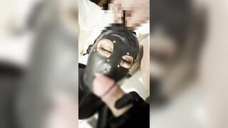ラバースーツを着たカワイイ日本人素人がフェラしながらおもちゃを突っ込みながらイク