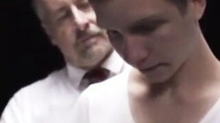 Daddy hilft Sohn