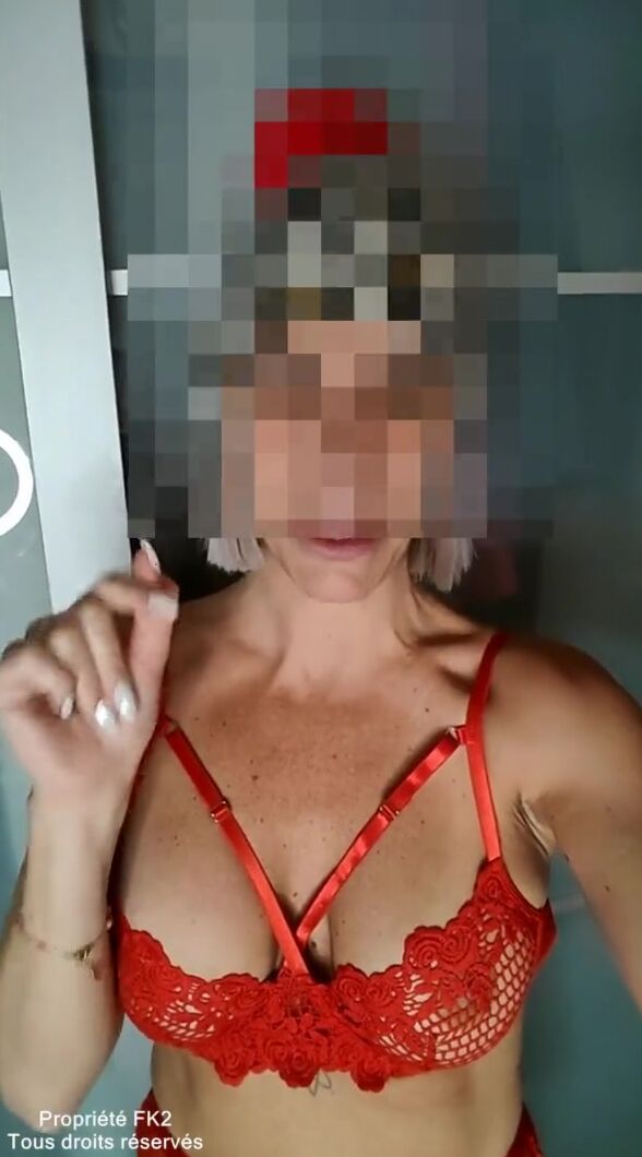 Mom Secr Taire S Exhibe Et Naked Devant Sa Jeune Stagiaire Au Travail