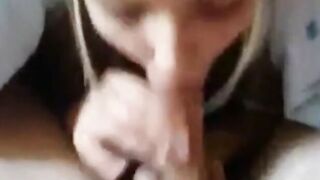 Junge suesse Freundin mit einem geilen Blowjob