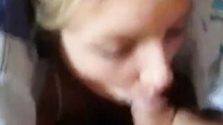 Junge suesse Freundin mit einem geilen Blowjob