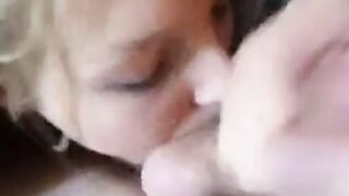 Junge suesse Freundin mit einem geilen Blowjob