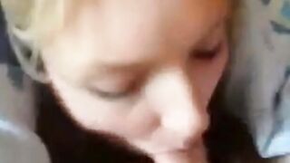 Junge suesse Freundin mit einem geilen Blowjob
