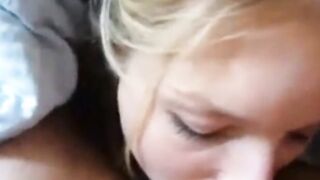 Junge suesse Freundin mit einem geilen Blowjob