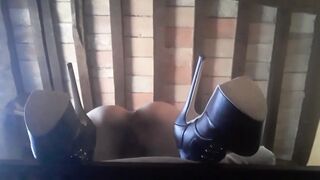 Laura On Heels Model 2021 auf Tisch gefesselt und grob gefickt