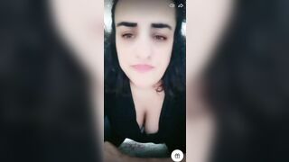 Kurd teyze amini gosteriyor