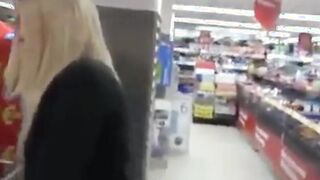 Blondine fickt im discounter und im auto