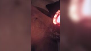 Jugando con la cera y los testiculos del perro sumiso