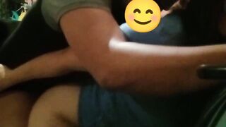 Cogiendo a casada urgida por detrás en el sofá cama aprovechando que