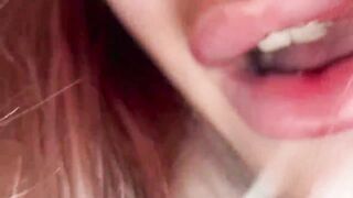 A pecorina in bagno con sborrata nella fica stretta