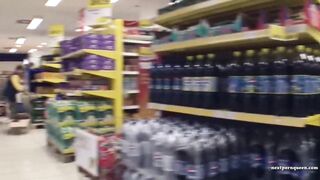 Blondine im Supermarkt zum Ficken ueberredet