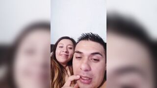 Canli yayinda karisinin agzina veriyor ve sikiyor
